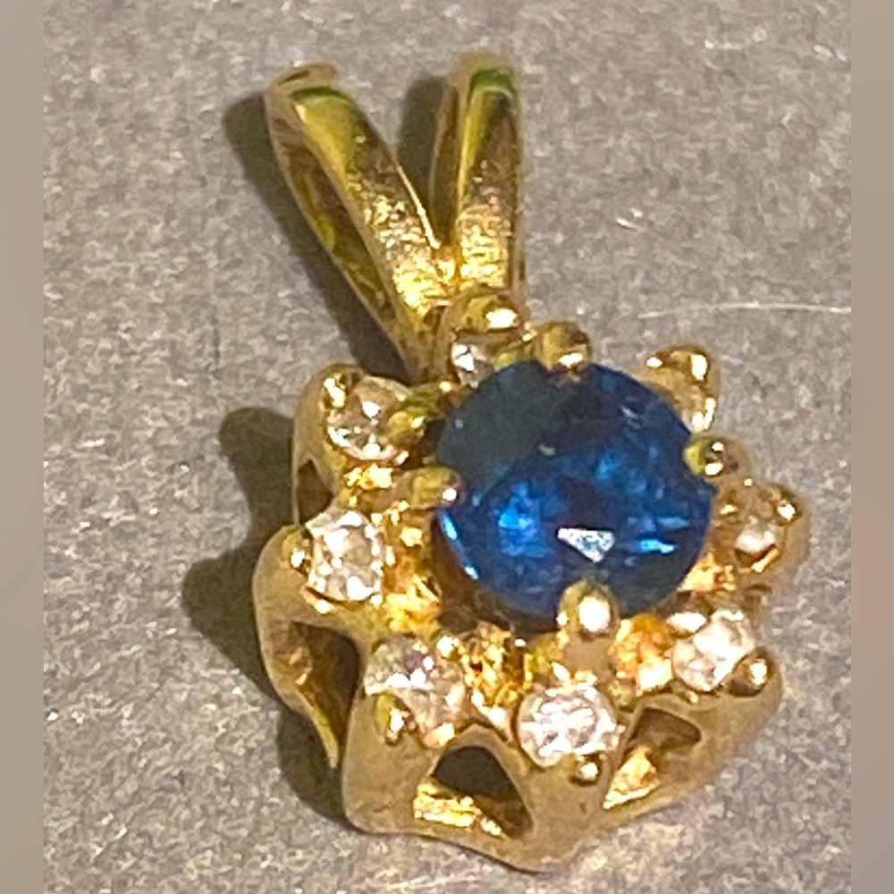 Beautiful Blue sapphire 14k Yellow Gold Pendant!